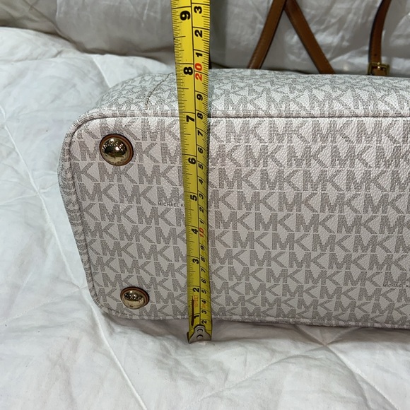 Like new Micheal Kors jet set travel tote logo bag - Picture 9 of 16